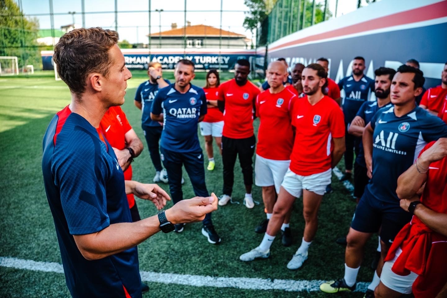 Equipo de entrenadores PSG Academy durante una charla de metodología